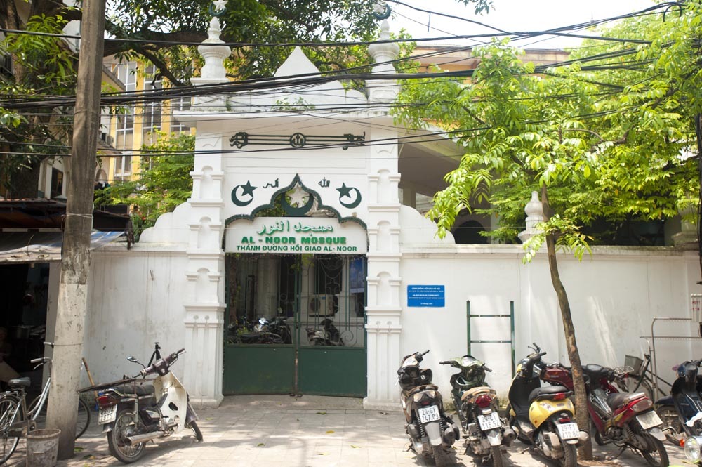  Jamia Al-Noor Mosque  - the only mosque in Hanoi 