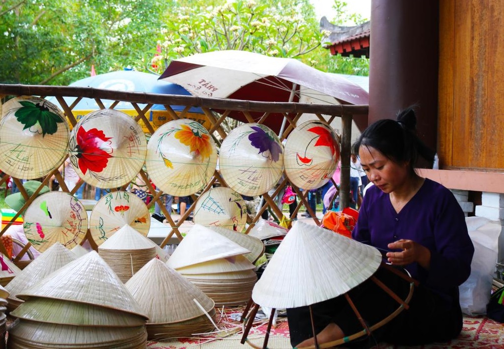 Conical hats - traditional gift from a tour to Vietnam - Vietnam shopping-yallavietnam